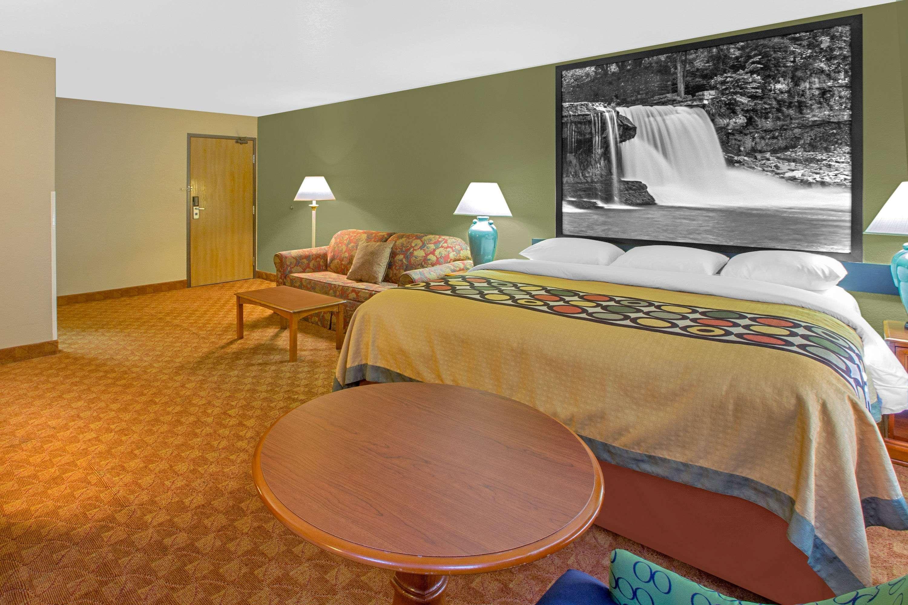 Super 8 By Wyndham Howe Exterior photo